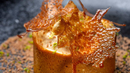 Tuile Cacao Muscovado, Poire Caramélisée Et Fumée, Biscuit Croquant Au Chocolat