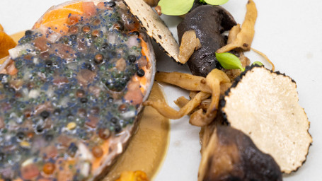 Truite Basque Aux Oeufs, Crème De Girolles Et Tombée De Champignons, Truffe D'été