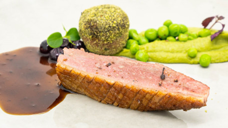 Canette Des Dombes Déclinée, Cromesquis Confit Et Filet Doré Aux Petits Pois Et Myrtilles