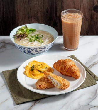 E. Yuè Shì Cuì Yú Liǔ Tāng Jīn Biān Fěn Pèi Niú Jiǎo Bāo、 Jīn Bù Huàn Chǎo Dàn E. Rice Noodle With Vietnamese Fish Fillet In Soup