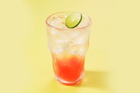 Shì Duō Pí Lí Qīng Níng Shū Dǎ Tè Yǐn Boisson Gazeuse Aromatisée À La Fraise Avec Des Tranches De Citron Vert