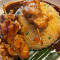 Brochettes de poulet yakitori, riz frit et épices douces