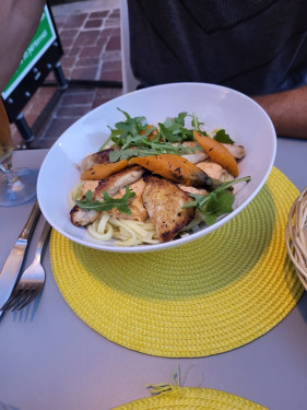 Filet De Poulet Rôti Et Son Risotto Crémeux Au Parmesan