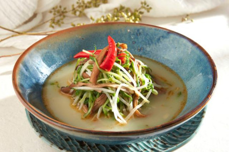 Chá Shù Gū Yín Xiàn Xiǎo Dòu Miáo Pea Sprouts With Tea Tree Mushrooms In Broth