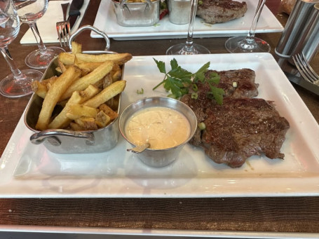 Entrecôte D'argentine, Frites Maison Et Sauce Du Chef