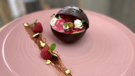 Sphère De Chocolat, Namelaka Au Chocolat Blanc, Biscuit Joconde Pistache,Confit De Framboise À L’amaretto