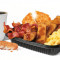 Plateau de petit-déjeuner géant avec bacon et bâtonnets de pain doré