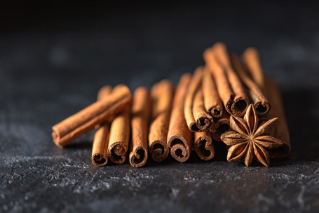 À L'extérieur Dans Des Bouchées À La Cannelle