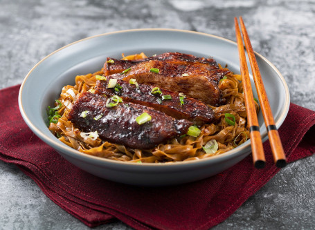 Mǎ Lái Hēi Jiàng Yóu Chā Shāo Lāo Cū Malaysian Dark Soy Sauce Char Siew W/ Dry Thick Noodles