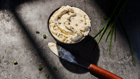 Pot De Fromage À La Crème À La Ciboulette Et Aux Oignons À Teneur Réduite En Matières Grasses