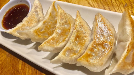 Pan Fried Chicken Gyoza Jiān Jiǎo Wáng Jī Ròu Xiāng Cài Jiǎo Zi (6Pcs)