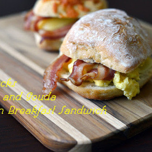 Sandwich Artisanal Au Bacon Et Au Gouda Pour Petit-Déjeuner