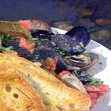 Moules Sautées À L'ail Au Vin Blanc