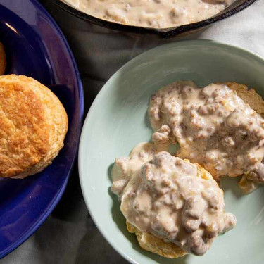 Biscuits N' Gravy Avec Bacon Ou Saucisse