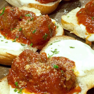 Sandwich Au Parmesan De Boulettes De Viande