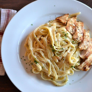 Fettuccine Alfredo Au Poulet Grillé