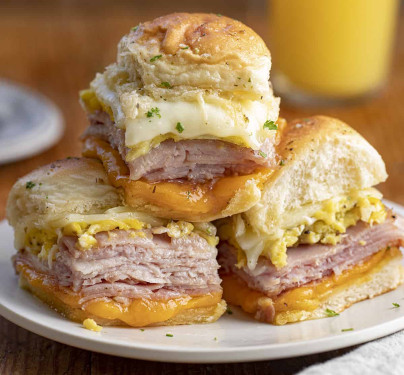 Sandwich Au Jambon, Œuf Et Fromage Pour Le Petit-Déjeuner