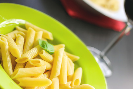 Penne Rosa Avec Poulet Croûté Au Parmesan