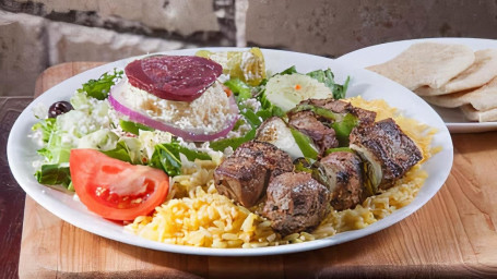 Brochettes De Steak Avec Salade Grecque Au Riz