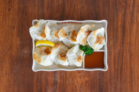 E3. Gyoza (8 Pieces)