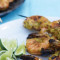 Deux Brochettes De Crevettes Grillées