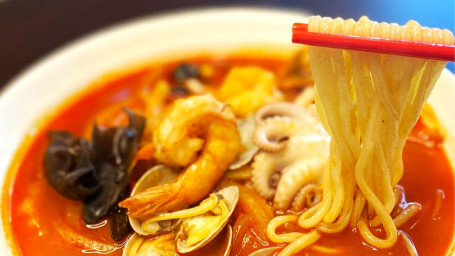 23. 해물 짬뽕 Spicy Seafood Noodle Soup