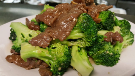 B6. Sliced Beef With Broccoli Bǎi Jiā Lì Niú Ròu