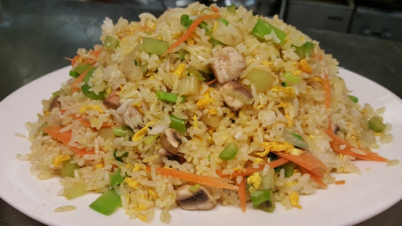 R7. Vegetarian Fried Rice (With Chopped Veggies) Zá Cài Chǎo Fàn